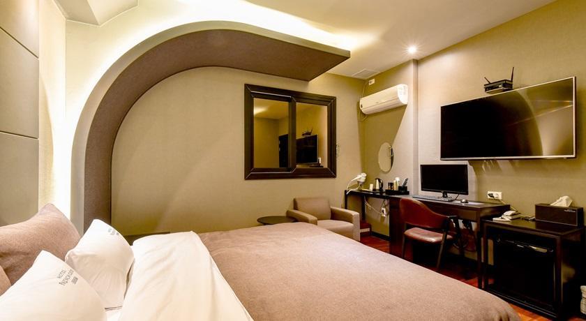 French Code Hotel Changwon Exterior foto