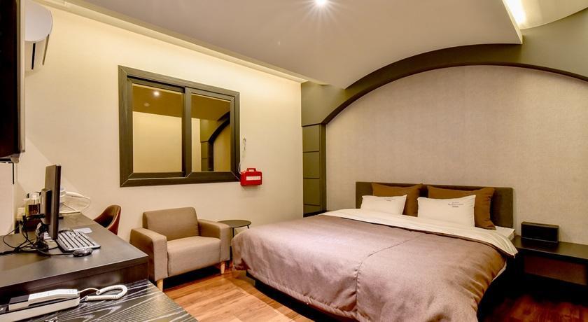 French Code Hotel Changwon Exterior foto
