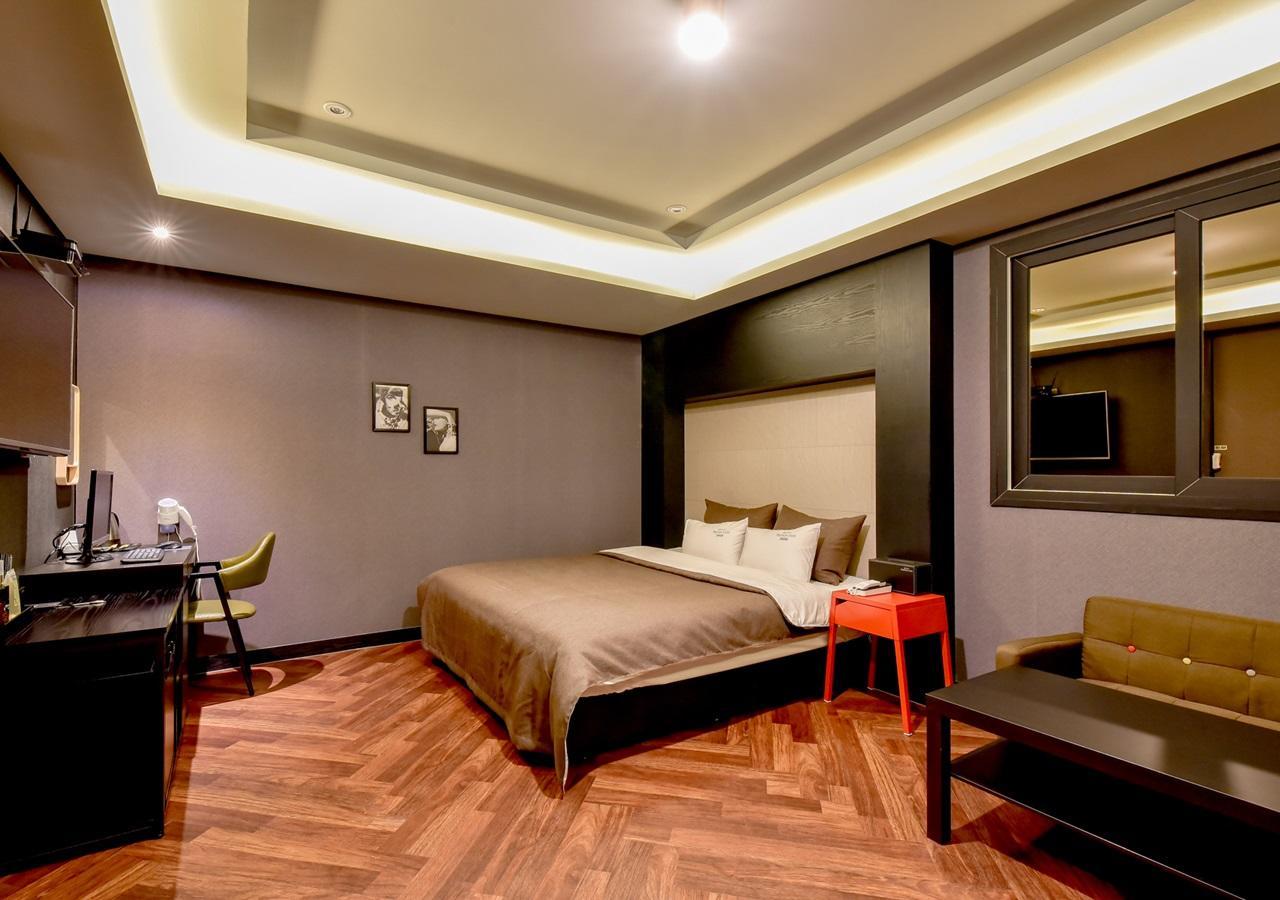 French Code Hotel Changwon Exterior foto